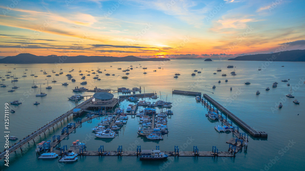 Obraz premium sunrise at Chalong pier