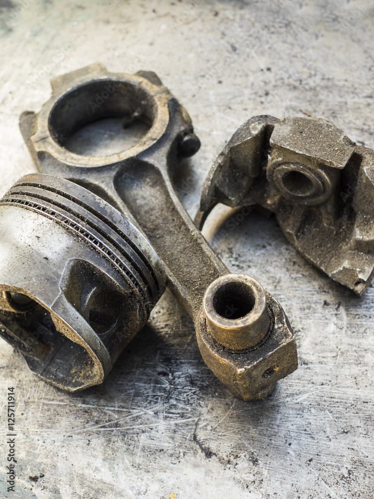 Broken connecting rod and engine cylinder