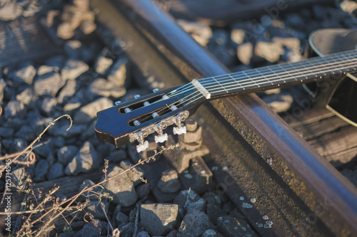 Quadro su tela Guitar on railway