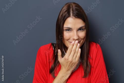 Foto frau lacht und hält sich eine hand vor den mund