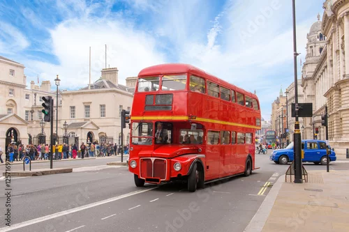 Obraz czerwony piętrowy autobus vintage na ulicy