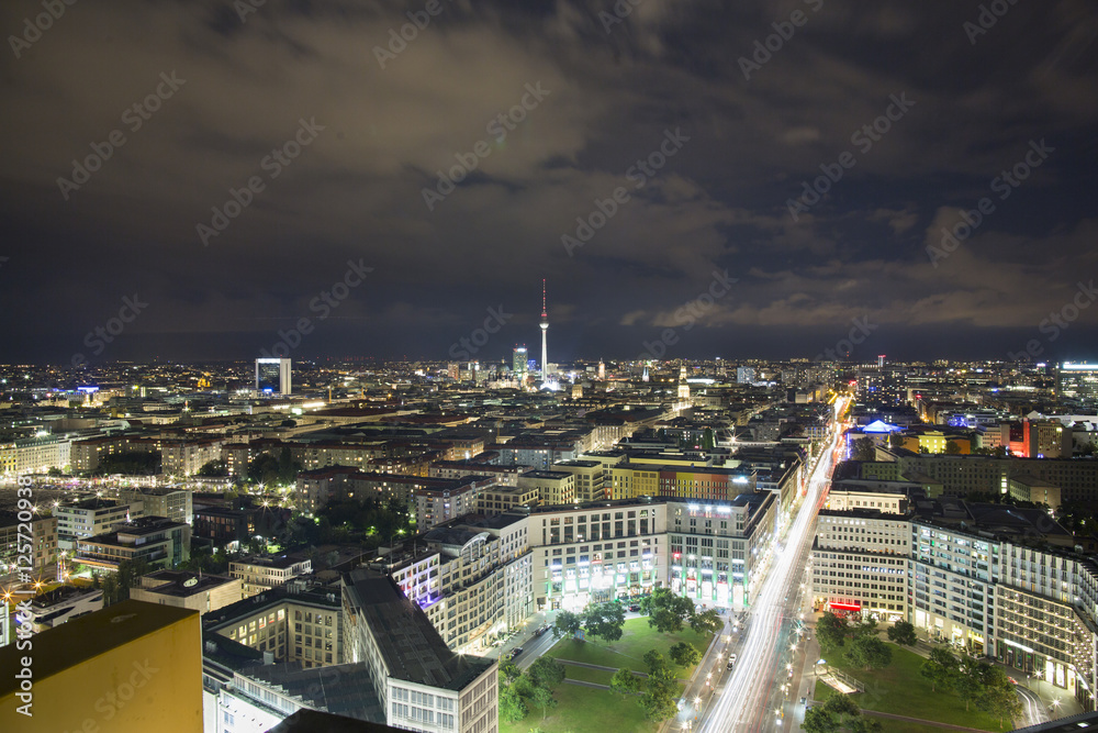 Obraz premium Blick auf Berlin Mitte bei Nacht