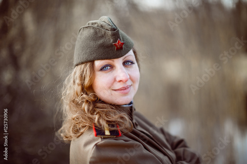 Девушка в военной форме СССР