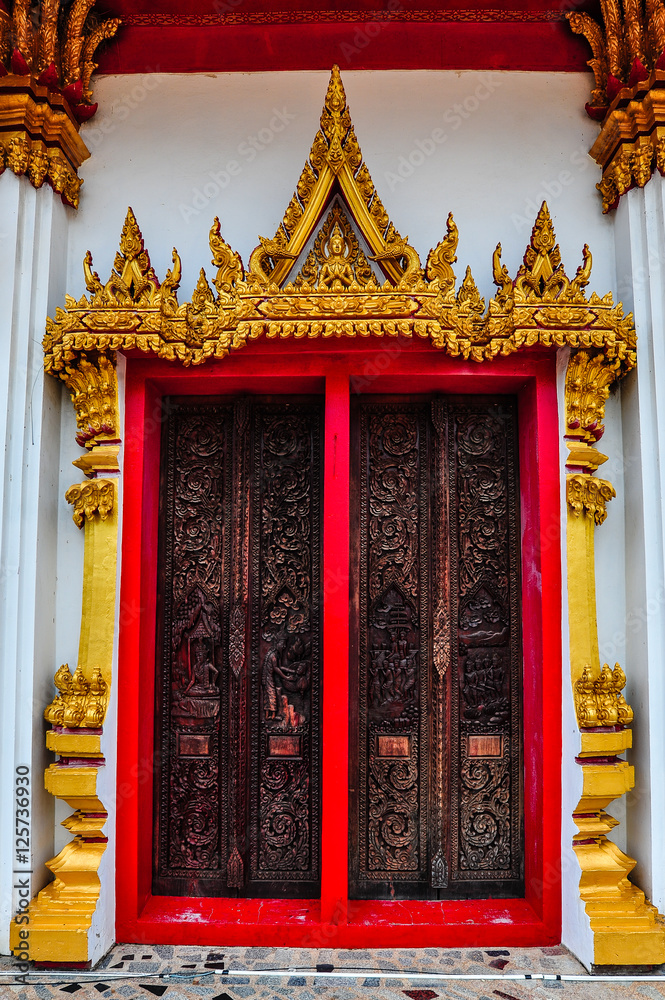 Obraz premium wooden door in thai temple