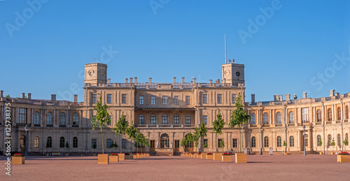 Bild auf Leinwand Gatchina Palace. Palace Square and the main entrance.