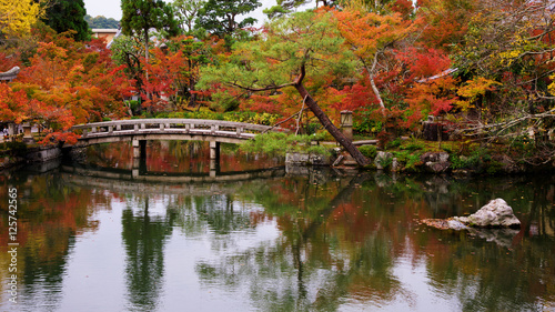 Fototapeta Naklejka Na Ścianę i Meble -  Eikando Zenrinji Temple at autumn in Kyoto, Japan