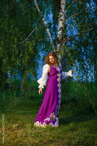 Славянская девушка в национальном костюме