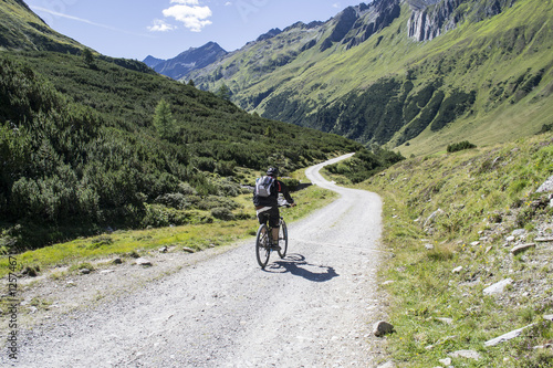 ciclista in mtb, vacanza attiva in alto adige