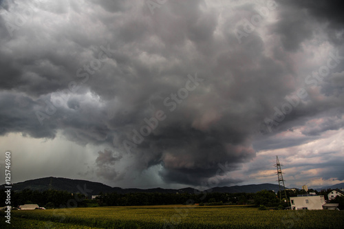 Heftiges Gewitter im Sommer mit Hagel und Starkregen im Sonnenuntergang