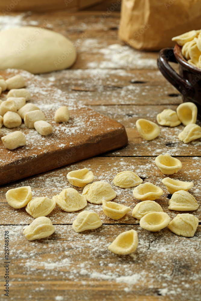 pasta fatta in casa orecchiette sfondo tavolo di cucina rustico pasta fatta in casa orecchiette sfondo tavolo di cucina rustico