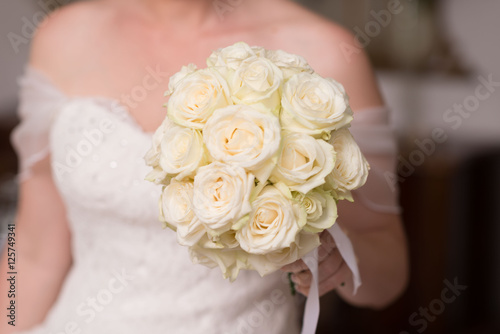 Buoquet sposa rotondo di rose bianco avorio in mano alla sposa