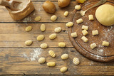 gnocchi di patate fatti a mano su sfondo tavolo rustico di cucina