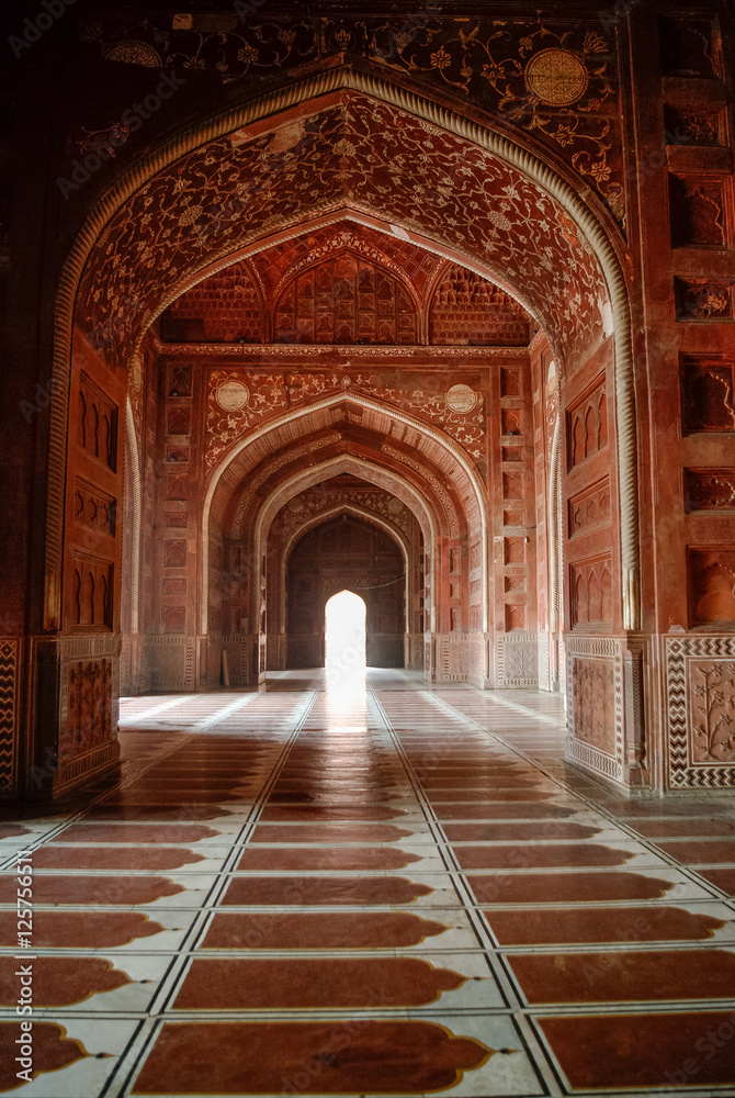 Obraz premium Inside of Mosque in Taj Mahal complex, Agra, India