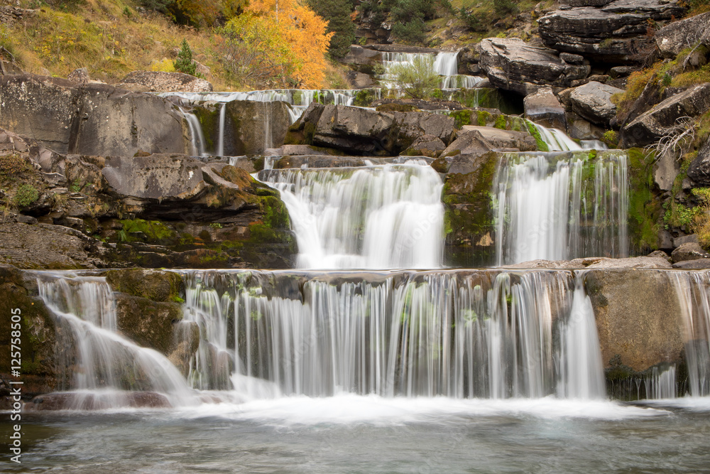 Obraz premium Close-up of waterfalls in autumn