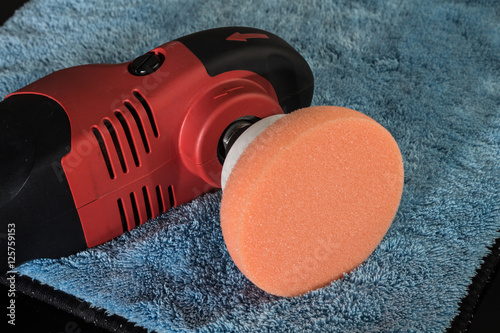 Profipoliermaschine mit orange pad vor politurtuch