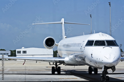 Avión jet en aeropuerto