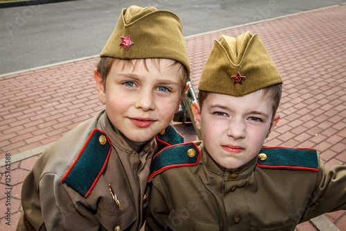 Мальчики играют в войну в военной форме