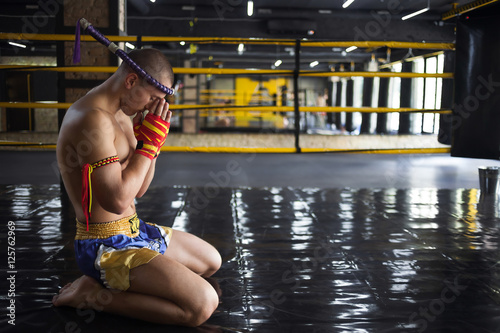 Fighter Muay Thai bowed in the ring