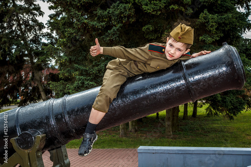 Мальчик играет в войну, одетый в форму СССР