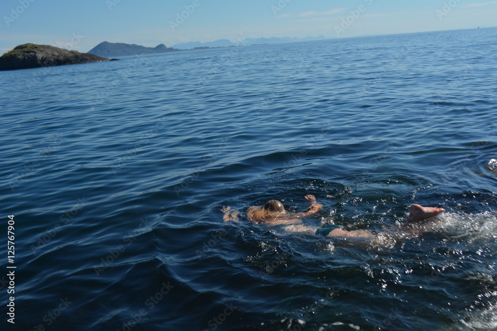 Obraz premium Mädchen badet in der Nordsee au den Lofoten