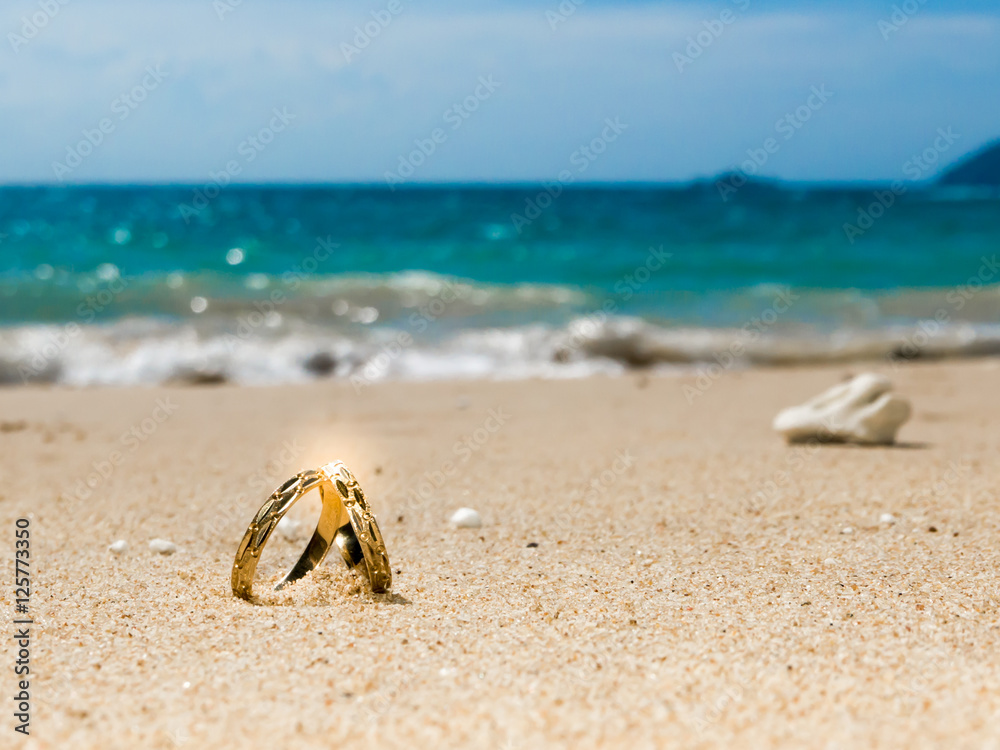 Honeymoon on tropical island, two wedding rings on the beach, sa Honeymoon on tropical island, two wedding rings on the beach, sa