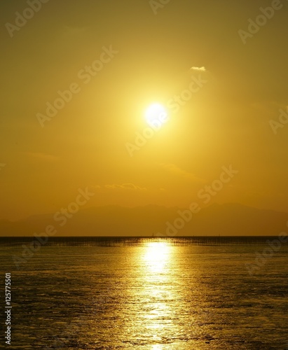 秋の有明海 海苔養殖場に沈む夕陽