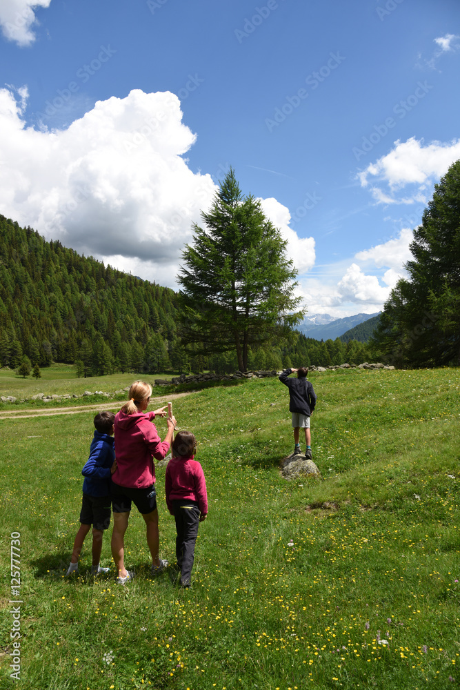 Obraz premium escursione gita in montagna camminare camminata benessere 