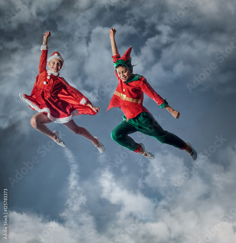 Φωτογραφία Funny kids in Peter pan and snow maiden costume.