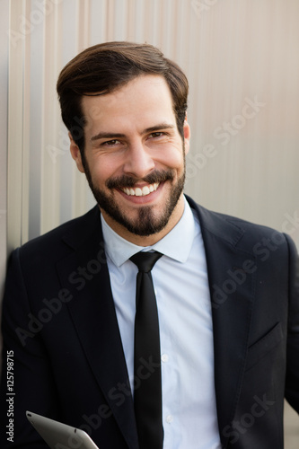 Schilderij op canvas clouse up of a smiling business man with grey tablet