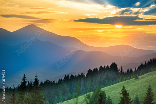 Fototapeta Naklejka Na Ścianę i Meble -  Beautiful sunset in the mountains