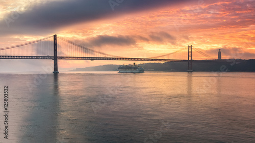 Lisbon at dawn, cruise past the bridge at sunrise. © Henrique Silva