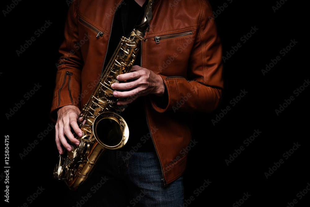 Fototapeta premium Muzyk jazzowy saksofon w skórzanej kurtce, zbliżenie.