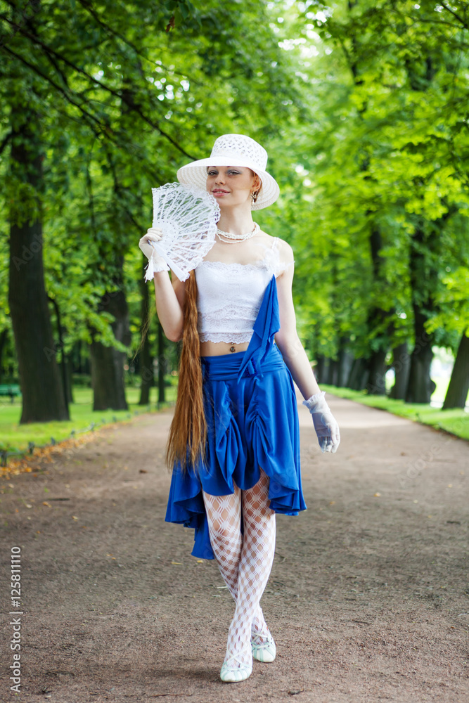 Obraz premium Young lady walking