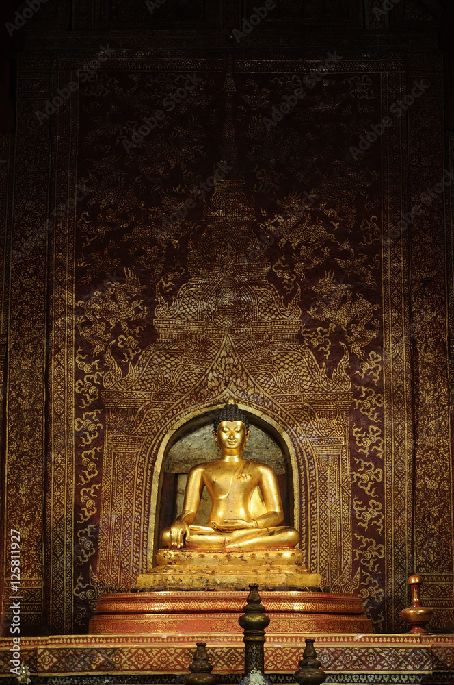 Obraz premium Buddha statue an important and very old Wat Phra-singh Temple Chiang Mai Thailand.