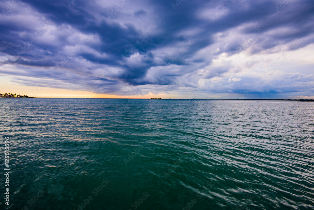 Obraz premium Sea thunderstorm cloud
