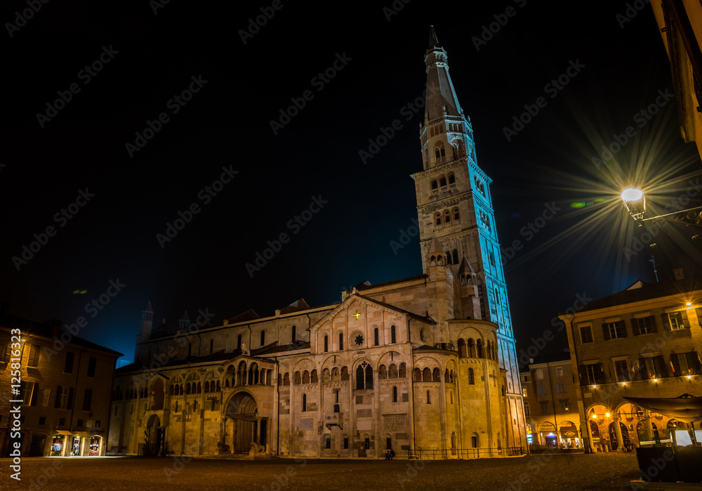 Ghirlandina di Modena di notte illuminata