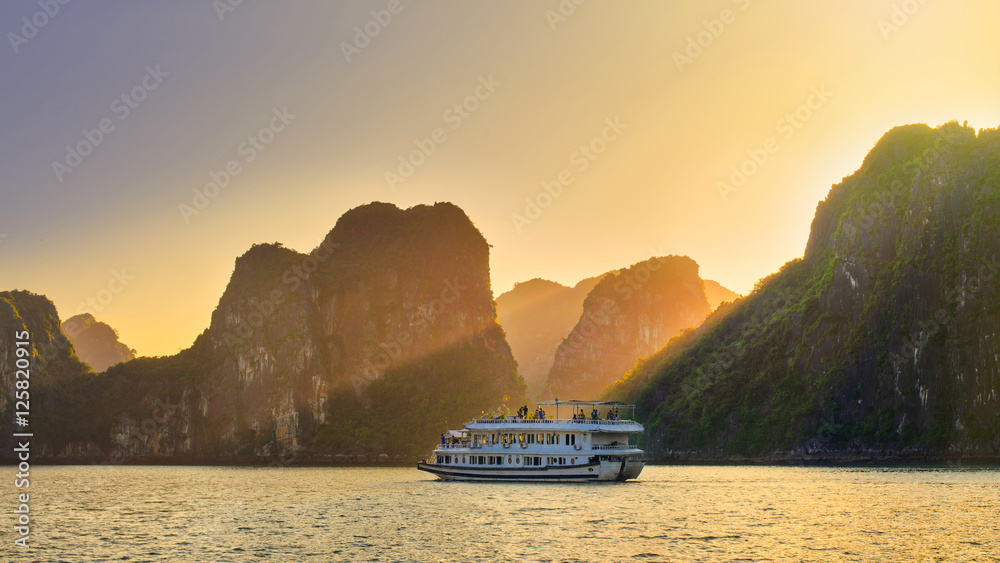Fototapeta premium Dreamy sunset among the rocks of Halong Bay, Vietnam