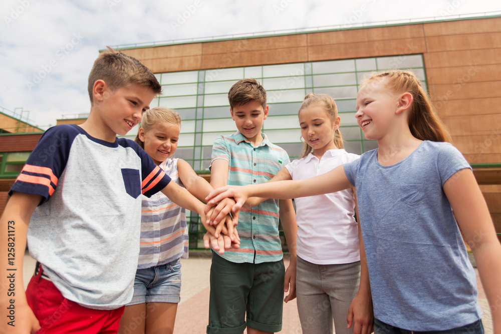 Obraz premium group of happy elementary school students