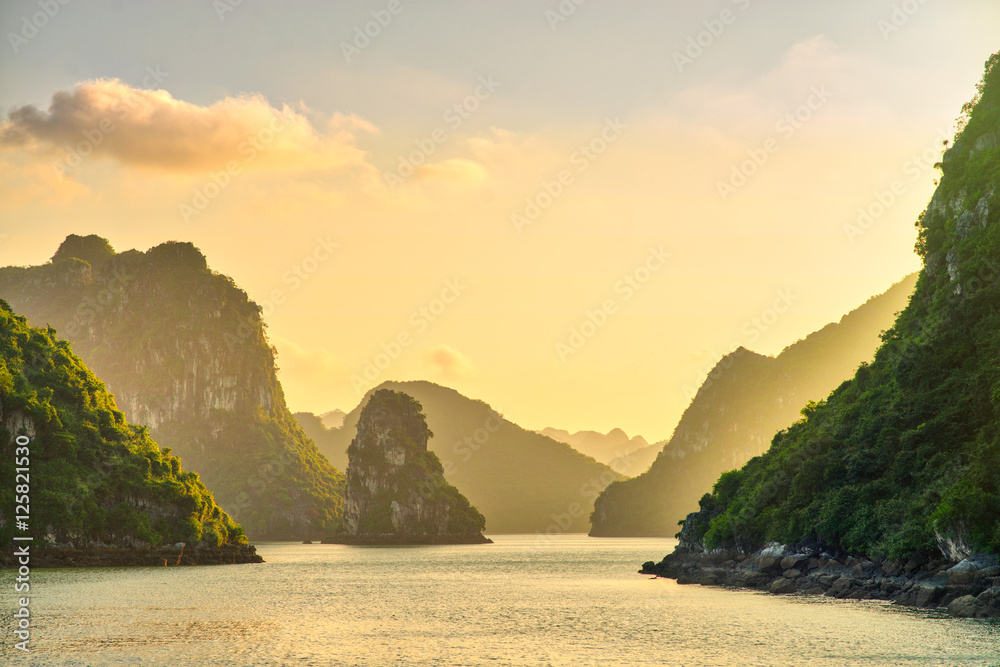 Fototapeta premium Dreamy sunset among the rocks of Halong Bay, Vietnam