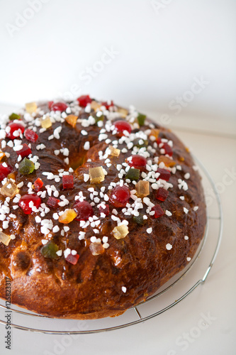 brioche aux fruits confits et billes de sucre photo