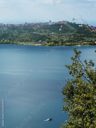 Lago di Albano con Castel Gandolfo sullo sfondo - panorama