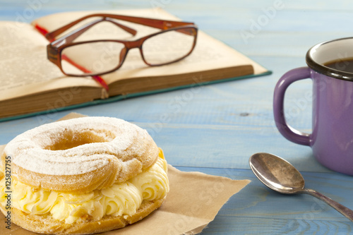 fransız pastası ve kahve ile kitap photo