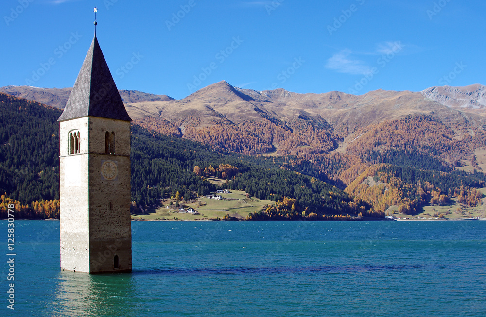 Reschensee im Herbst mit Kirchturm von Altgraun