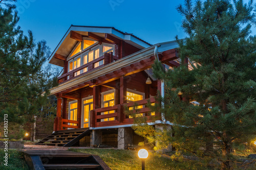 Fotografía Modern Log Cabin Home in a Forest Environment