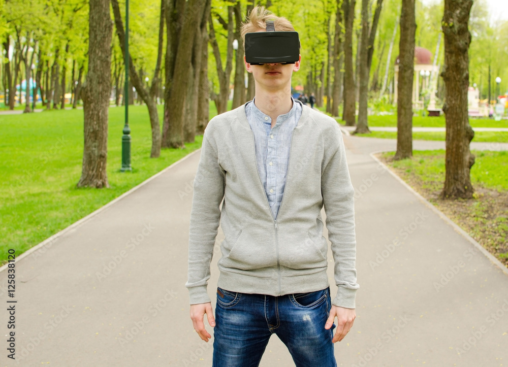 Obraz premium Young man using virtual glasses