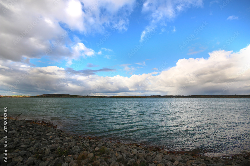 Neuseenland - Der Störmthaler See bei Leipzig im Herbst. Bewegter himmel und dunkeltürkises Wasser Neuseenland - Der Störmthaler See bei Leipzig im Herbst. Bewegter himmel und dunkeltürkises Wasser