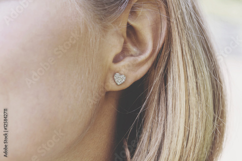 Fotografia Woman's ear wearing an earring