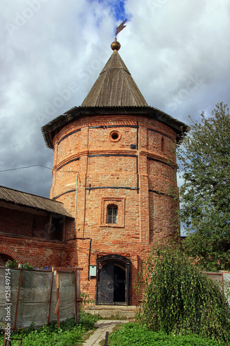 Fotografie beautiful old medieval circular tower of red brick with gabled w