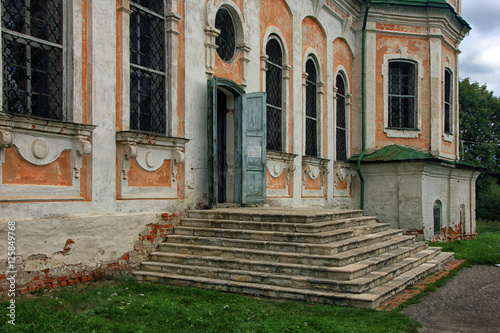 Fototapeta Naklejka Na Ścianę i Meble -  beautiful entrance to the old Orthodox Russian Church with a sto