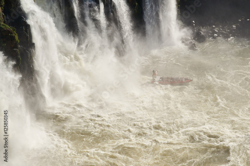 Bootsausflug im Wildwasser unterhalb der Iguaçu Wasserfälle